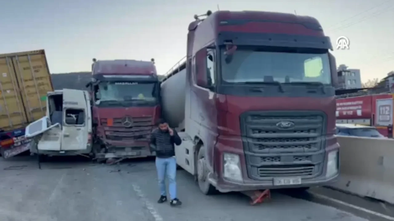 Hatay'da buzlanan yolda feci kaza! 11 araç birbirine girdi: Çok sayıda yaralı var 