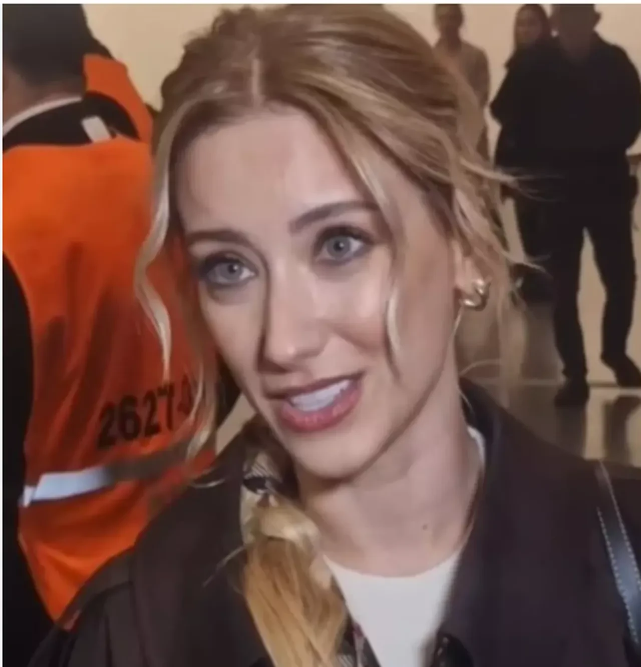 Hazal Kaya eleştiri yağmuruna tutulan diş estetiği açıklaması: Söktürüp yaptırdım 