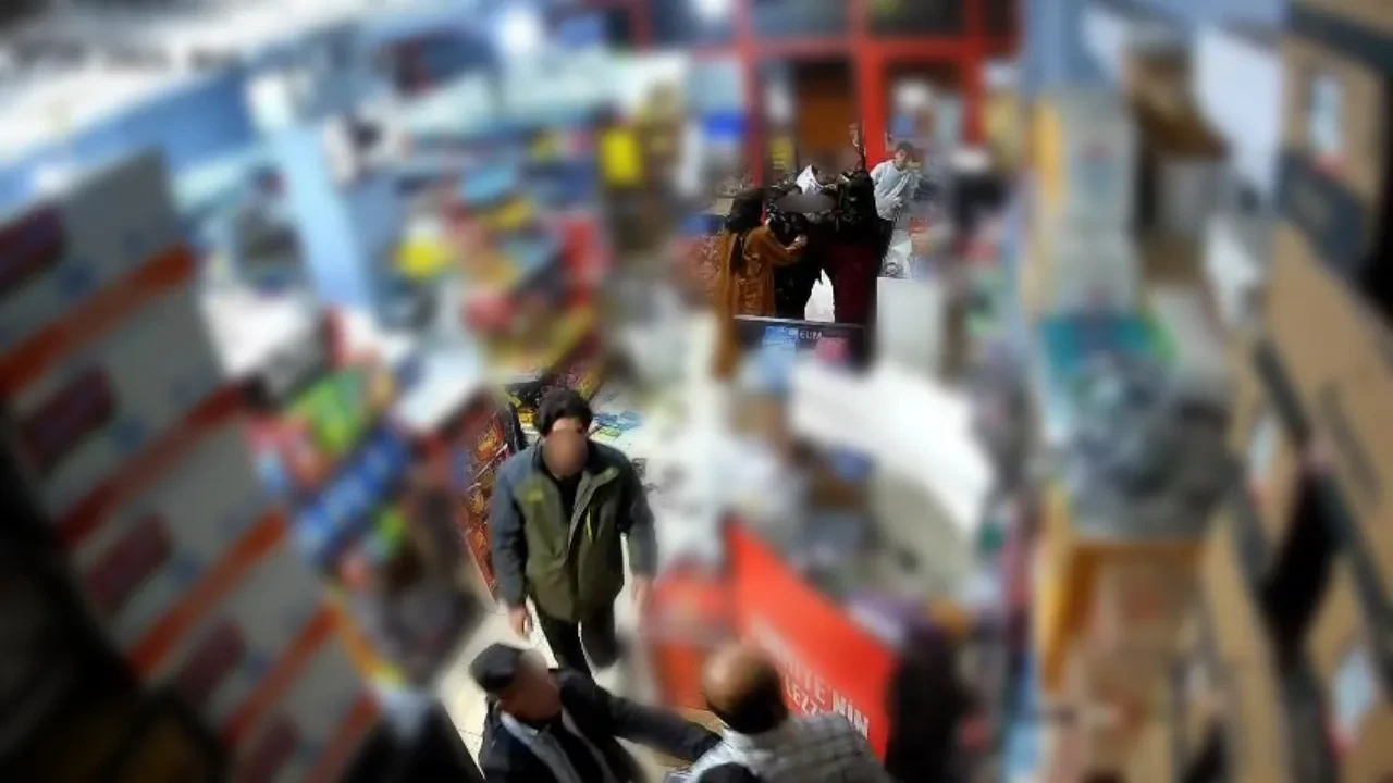 İki kardeş markette birbirine girdi, ortalık savaş alanına döndü! O anlar kamerada