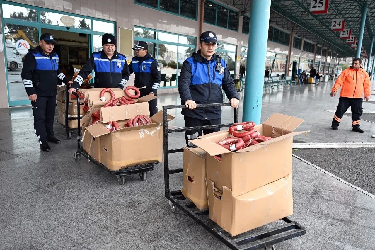 İnsan sağlığı böyle yok sayıldı! Otobüste taşıdıkları 300 kilo sucuğu satmayı planladılar! 