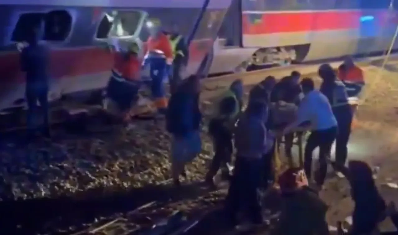 İspanya'da hızlı trenler raydan çıktı: Çok sayıda can kaybı ve yaralı var