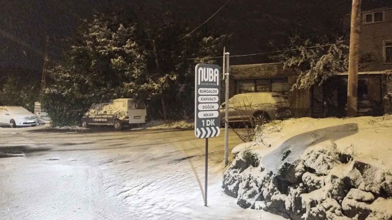 İstanbul'da beklenen kar yağışı geldi! Anadolu yakası beyaza büründü