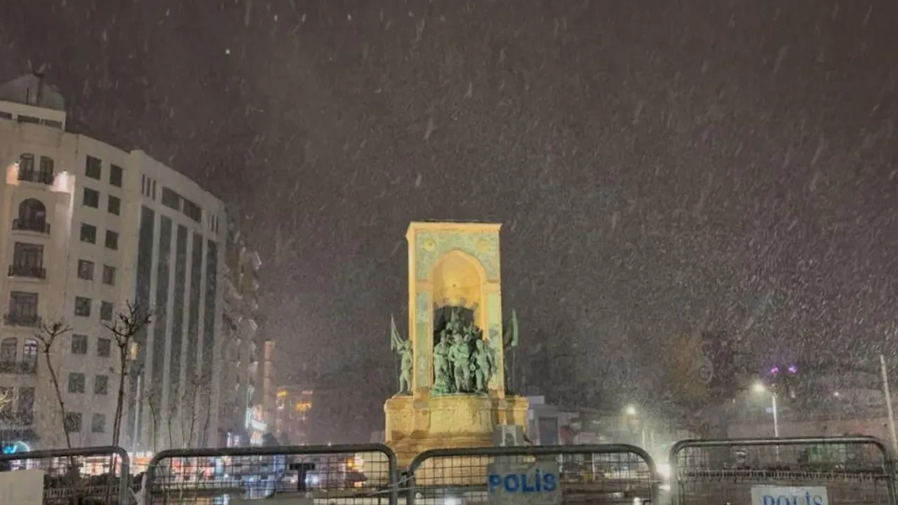 İstanbul'da gece kar yağışı! Taksim Meydanı'nda beyaz görüntüler