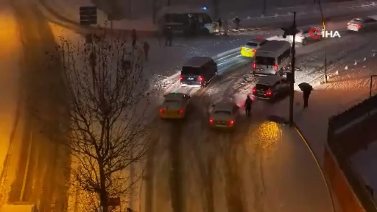 İstanbul'da kar fena bastırdı! Sürücülerin karla imtihanı böyle görüntülendi