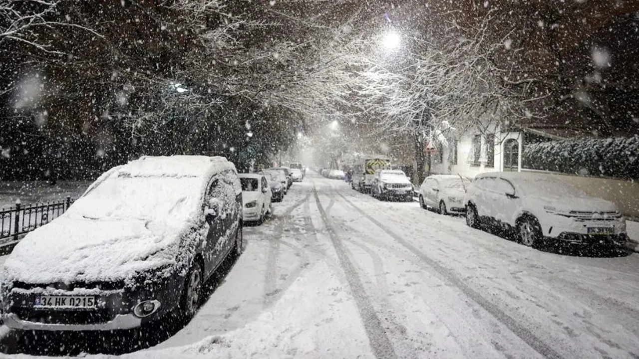 İstanbul'da kuvvetli kar yağışı hayatı felç etti! Trafik kilitlendi, işe gitmek isteyenler yolda kaldı