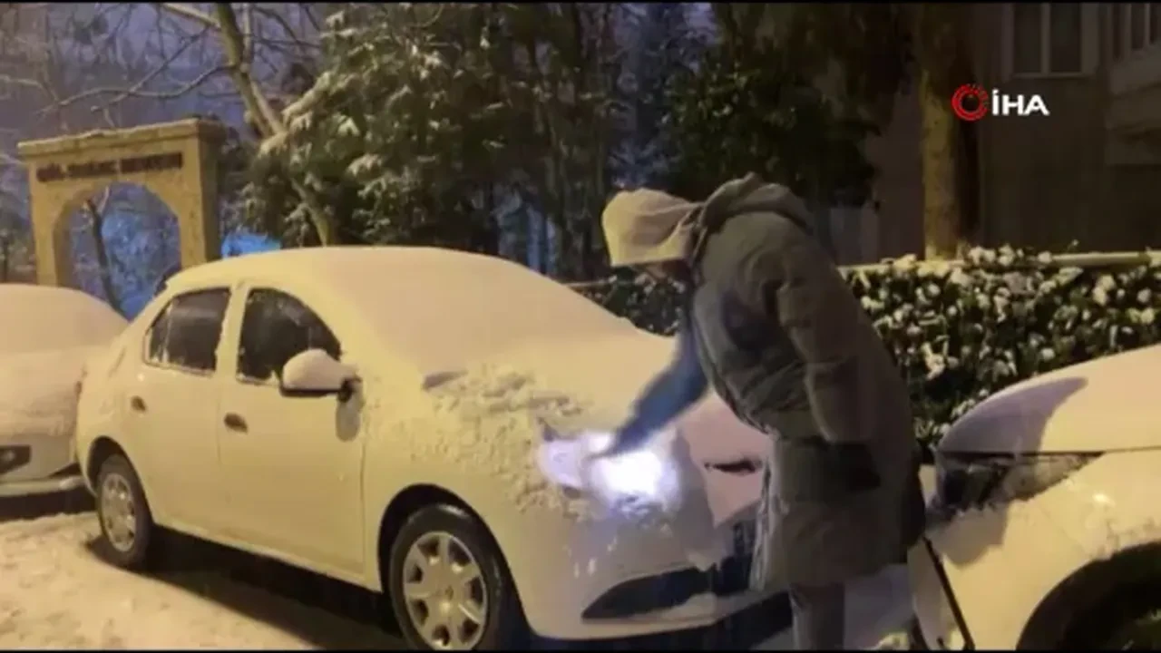 İstanbul'da kuvvetli kar yağışı hayatı felç etti! Trafik kilitlendi, işe gitmek isteyenler yolda kaldı