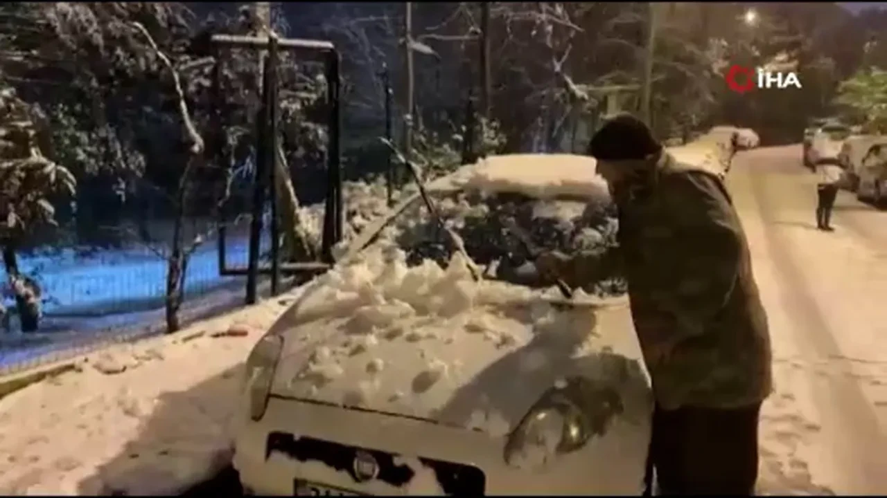 İstanbul'da kuvvetli kar yağışı hayatı felç etti! Trafik kilitlendi, işe gitmek isteyenler yolda kaldı