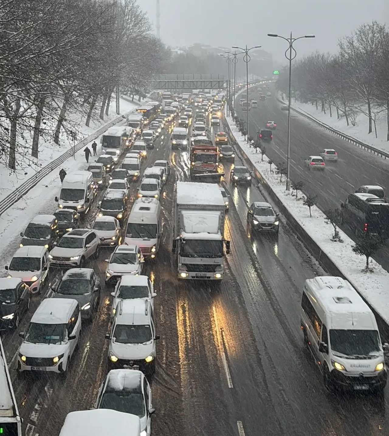 İstanbul'da kuvvetli kar yağışı hayatı felç etti! Trafik kilitlendi, işe gitmek isteyenler yolda kaldı