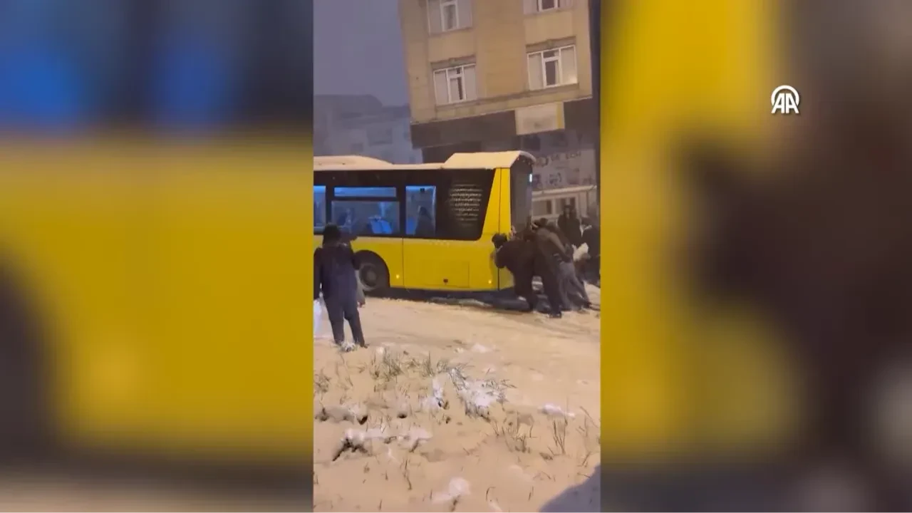 Kar nedeniyle yokuşu çıkamayan İETT otobüsünü ittiler! O anlar kamerada