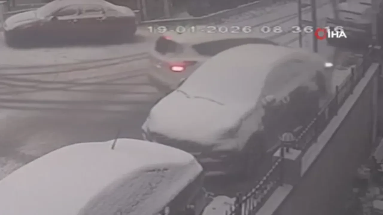 Kar yağışı sırasında kontrolünü kaybeden aracın kaza anı kamerada!