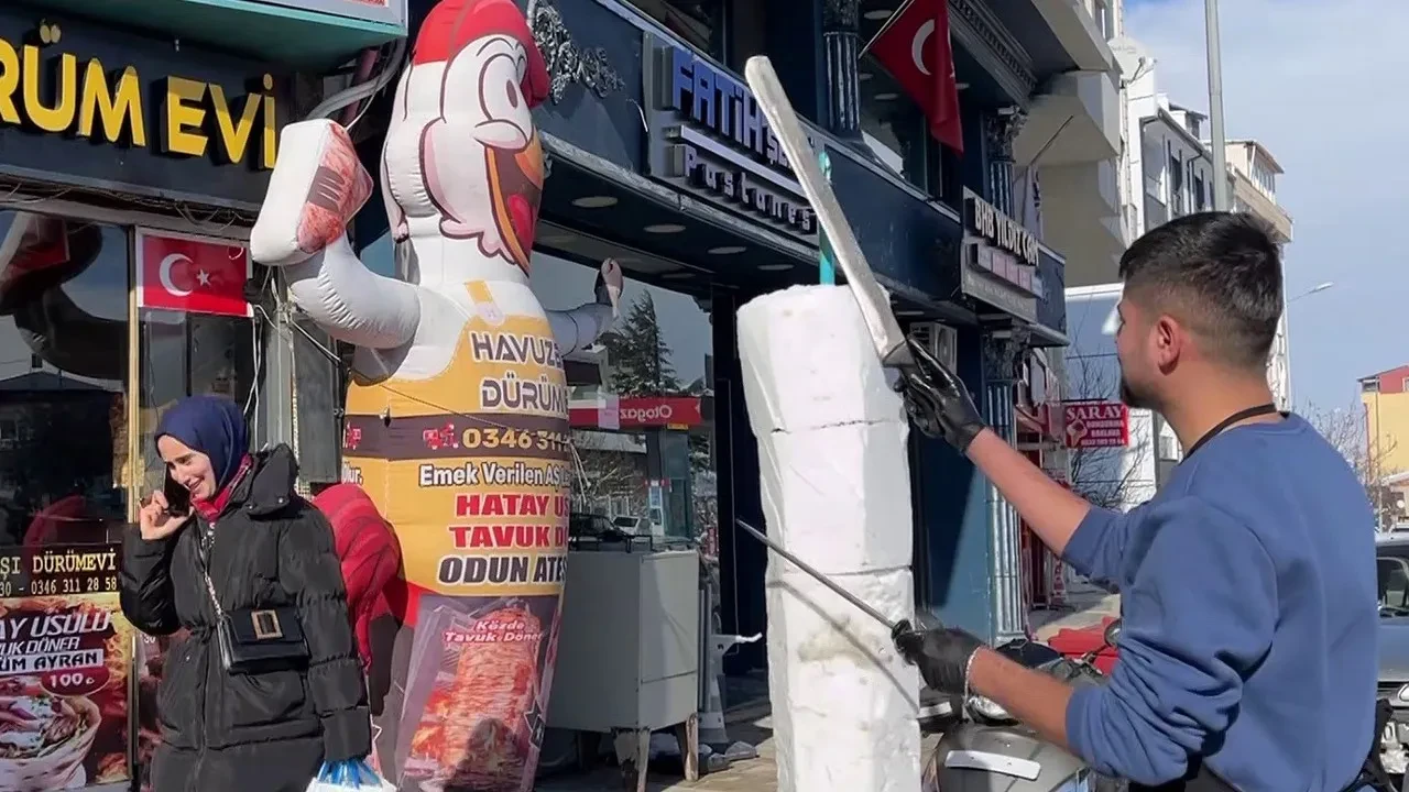 Kardan döner de yaptılar! Vatandaşlara ikram etti