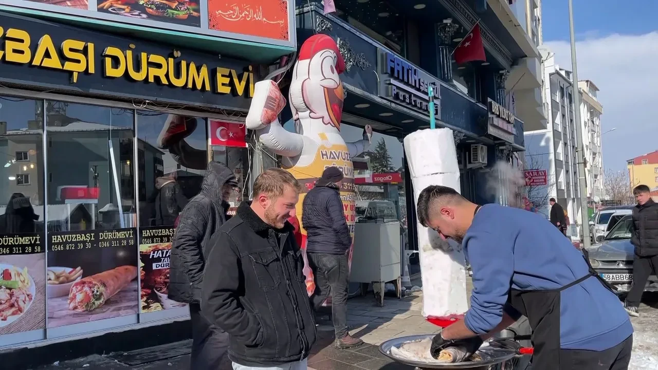 Kardan döner de yaptılar! Vatandaşlara ikram etti