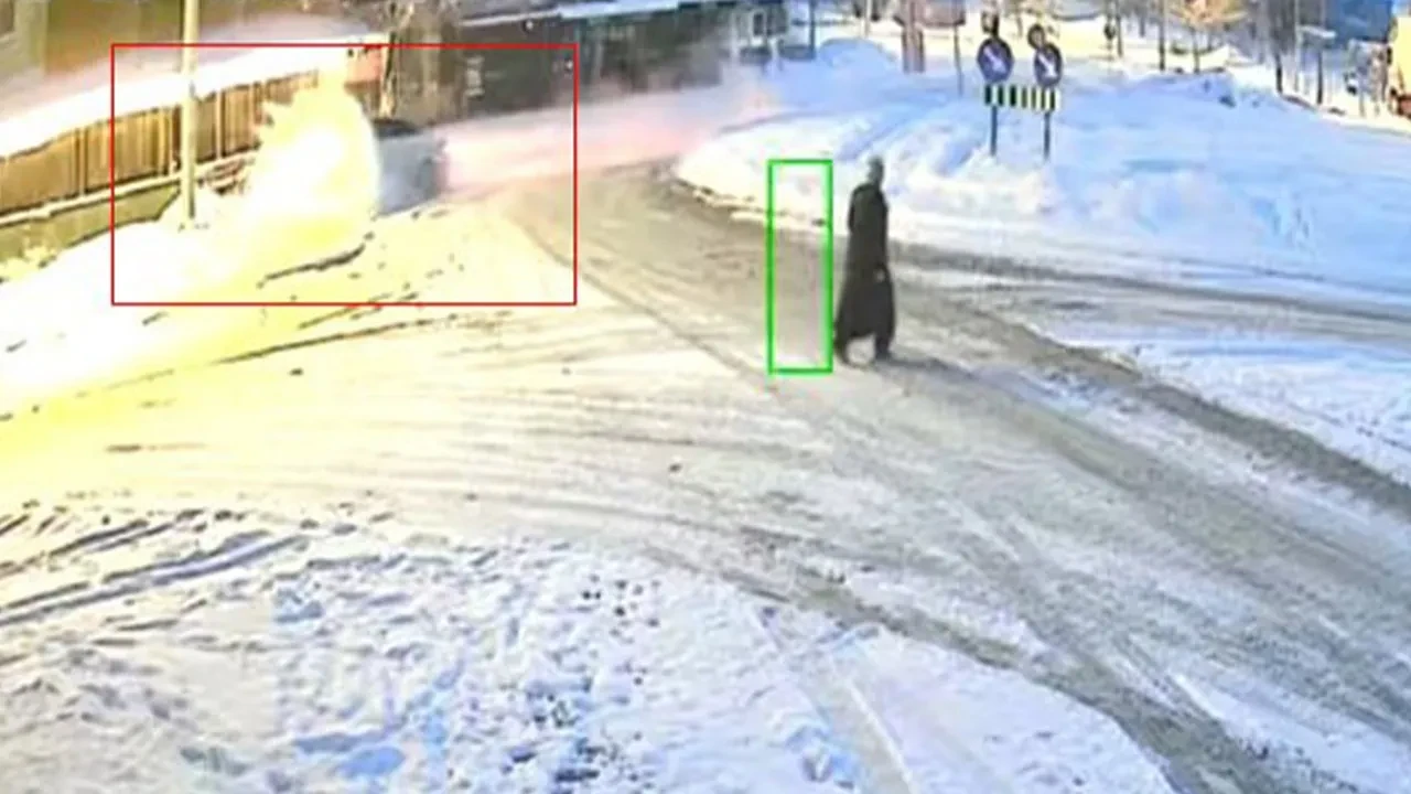 Karla kaplı yolda durmaya çalışan araç böyle refüje çıktı