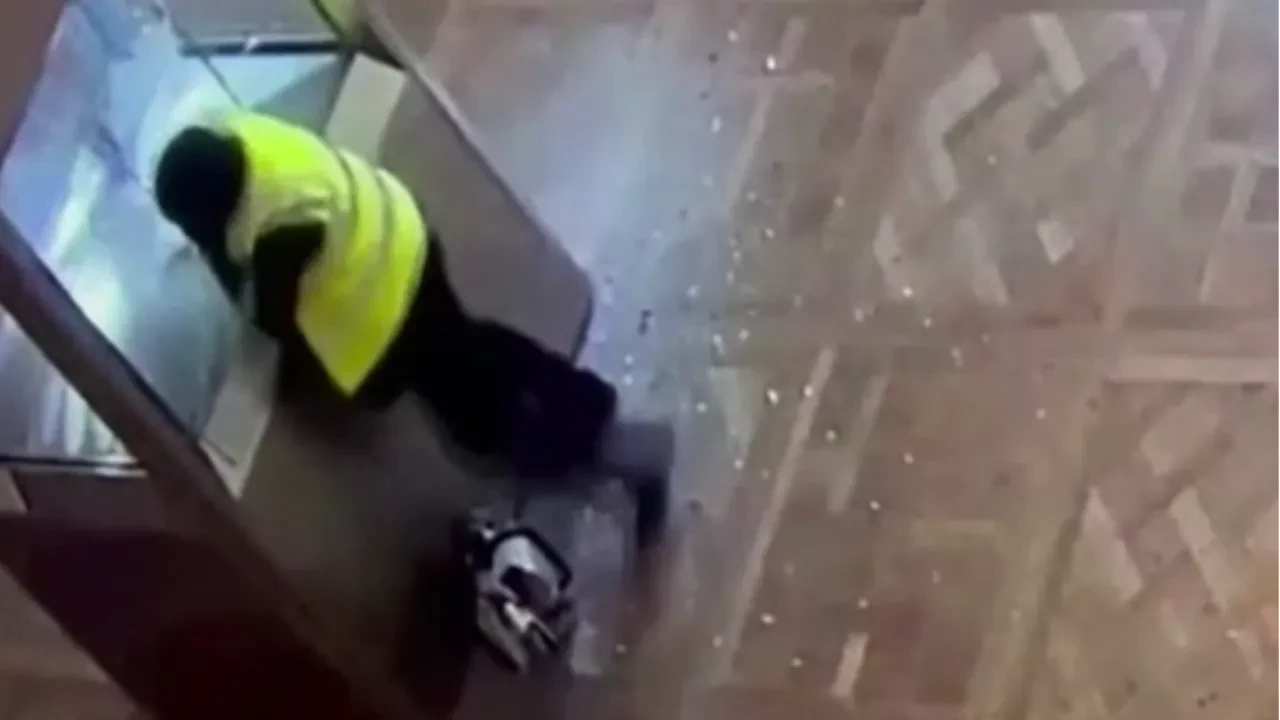 Louvre Müzesi'ndeki soygunun en net görüntüsü! Vitrinleri kırarken seyrettiler