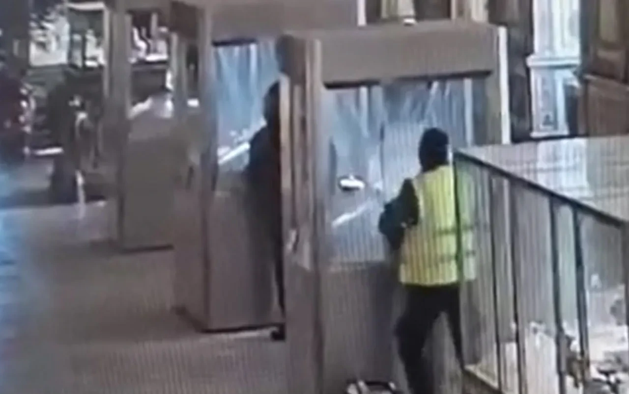 Louvre Müzesi'ndeki soygunun en net görüntüsü! Vitrinleri kırarken seyrettiler