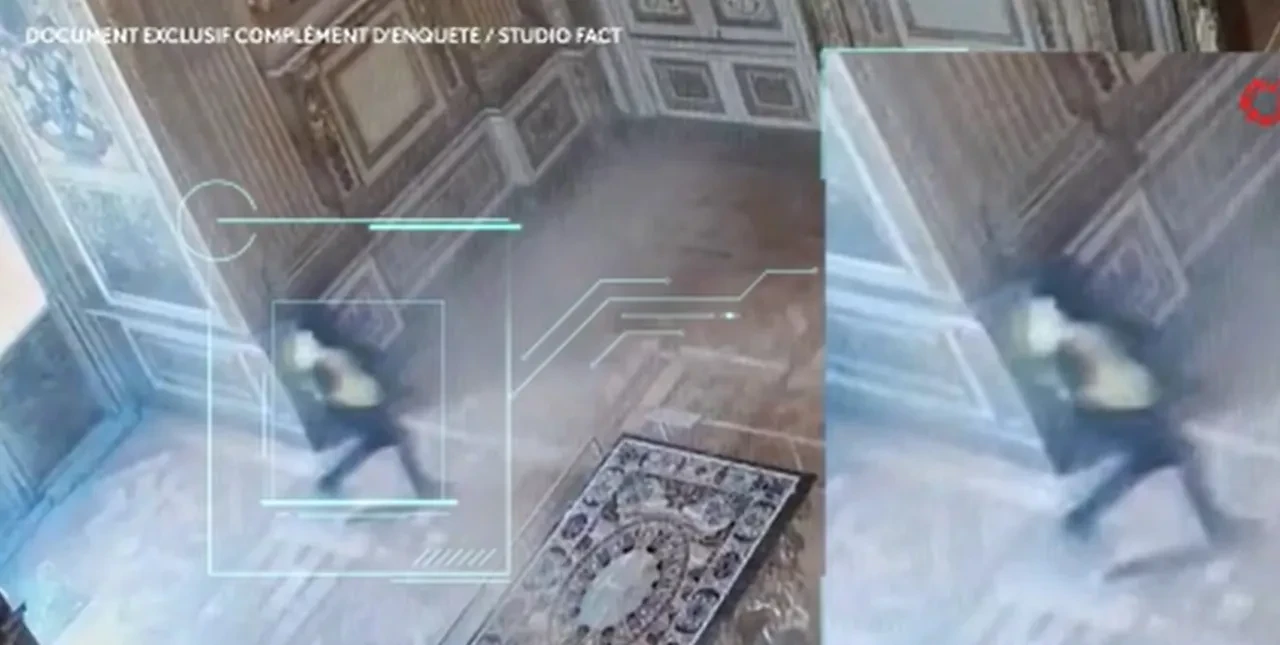 Louvre Müzesi'ndeki soygunun en net görüntüsü! Vitrinleri kırarken seyrettiler