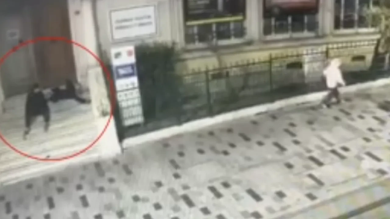 Merdivende uyuyan kişinin telefonunu çaldı! Yankesici önce kameraya sonra polise yakalandı