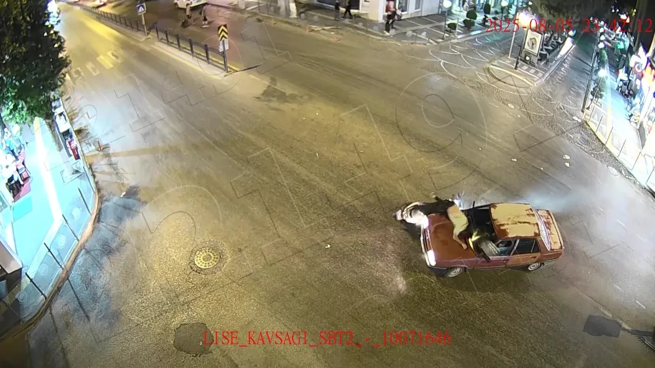 Motosikletli kaputa yapıştı, otomobil motosikletlinin üstünden geçti! O anlar kamerada