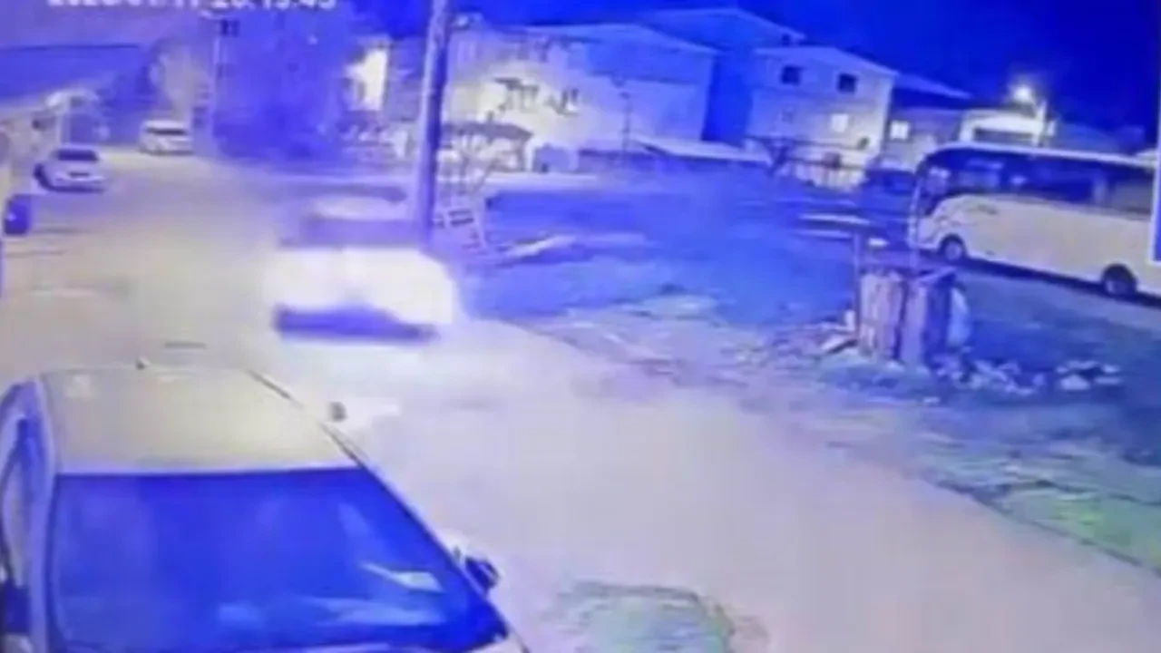 Park halindeki otomobile çarpıp kaçtı! O anlar kamerada 