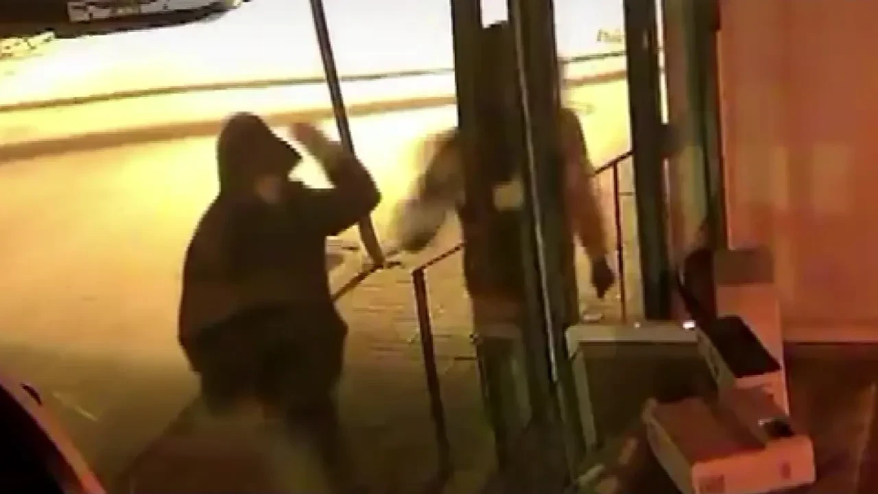Parke taşıyla camları kırıp hırsızlık yaptılar: O anlar kamerada!