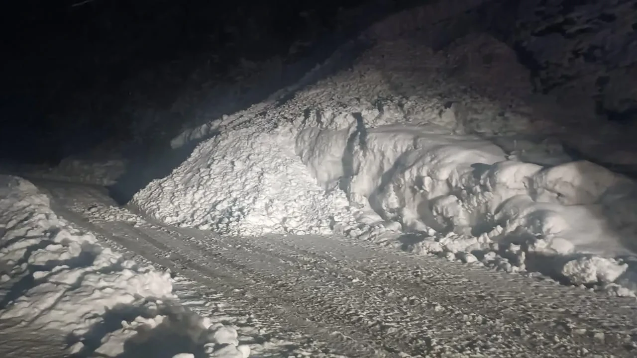Şırnak'ta korku dolu anlar! Ulaşım yoluna çığ düştü, karayolu 2 saat ulaşıma kapandı