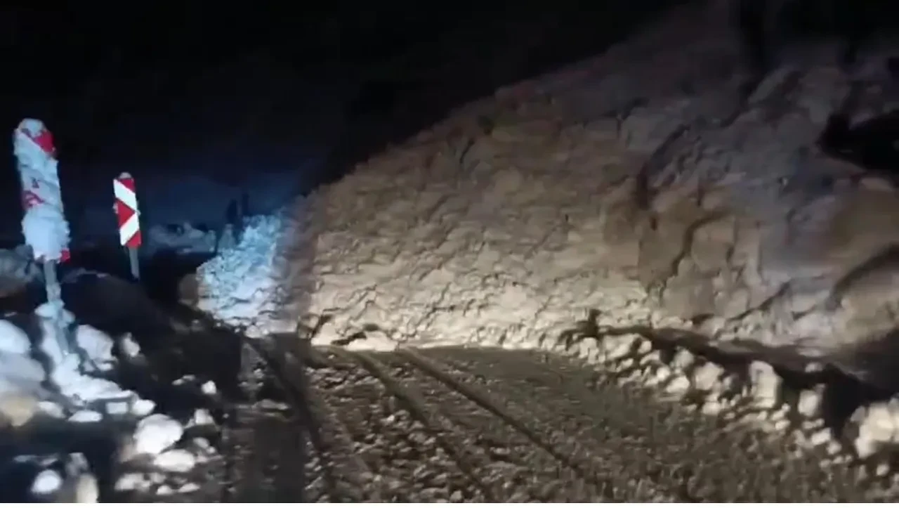 Şırnak'ta korku dolu anlar! Ulaşım yoluna çığ düştü, karayolu 2 saat ulaşıma kapandı