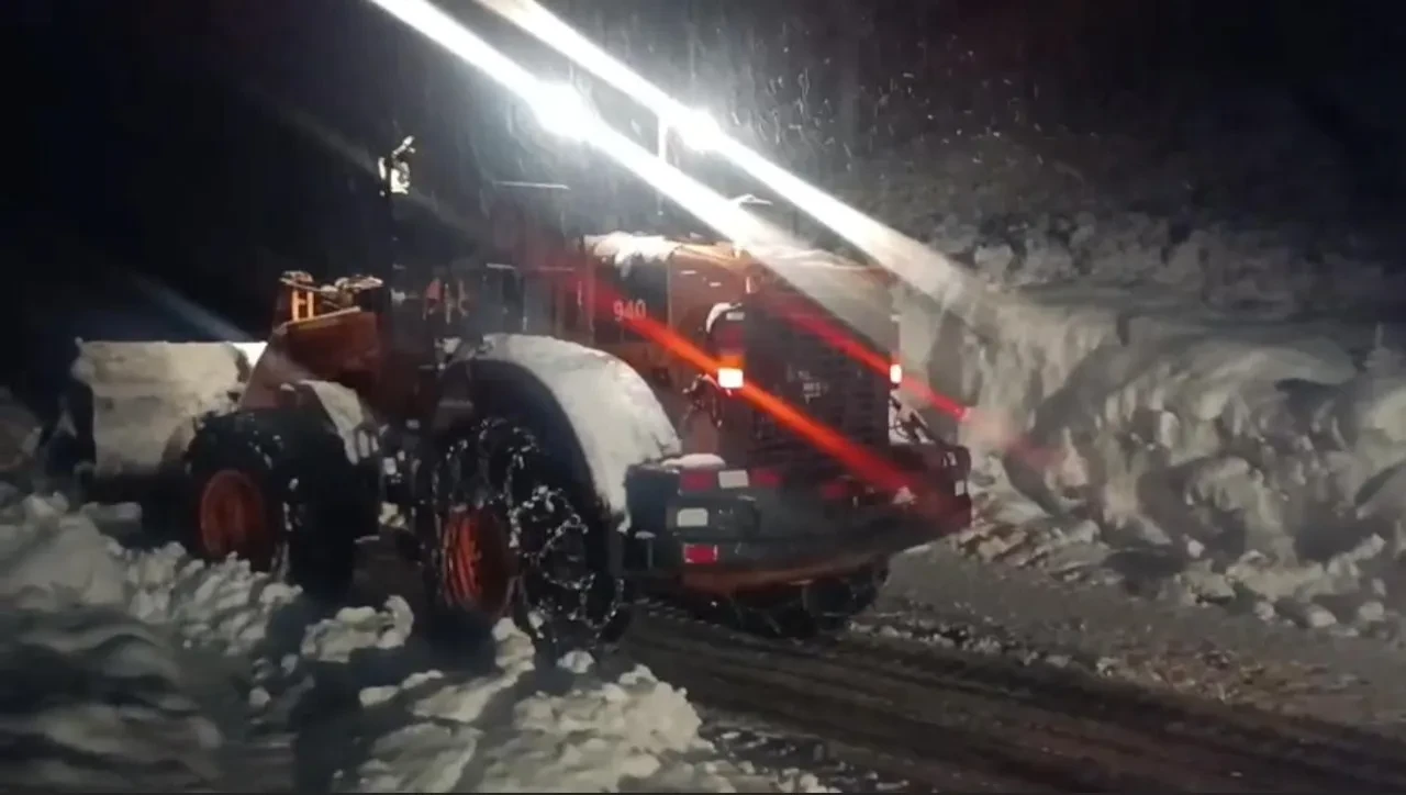 Şırnak'ta korku dolu anlar! Ulaşım yoluna çığ düştü, karayolu 2 saat ulaşıma kapandı