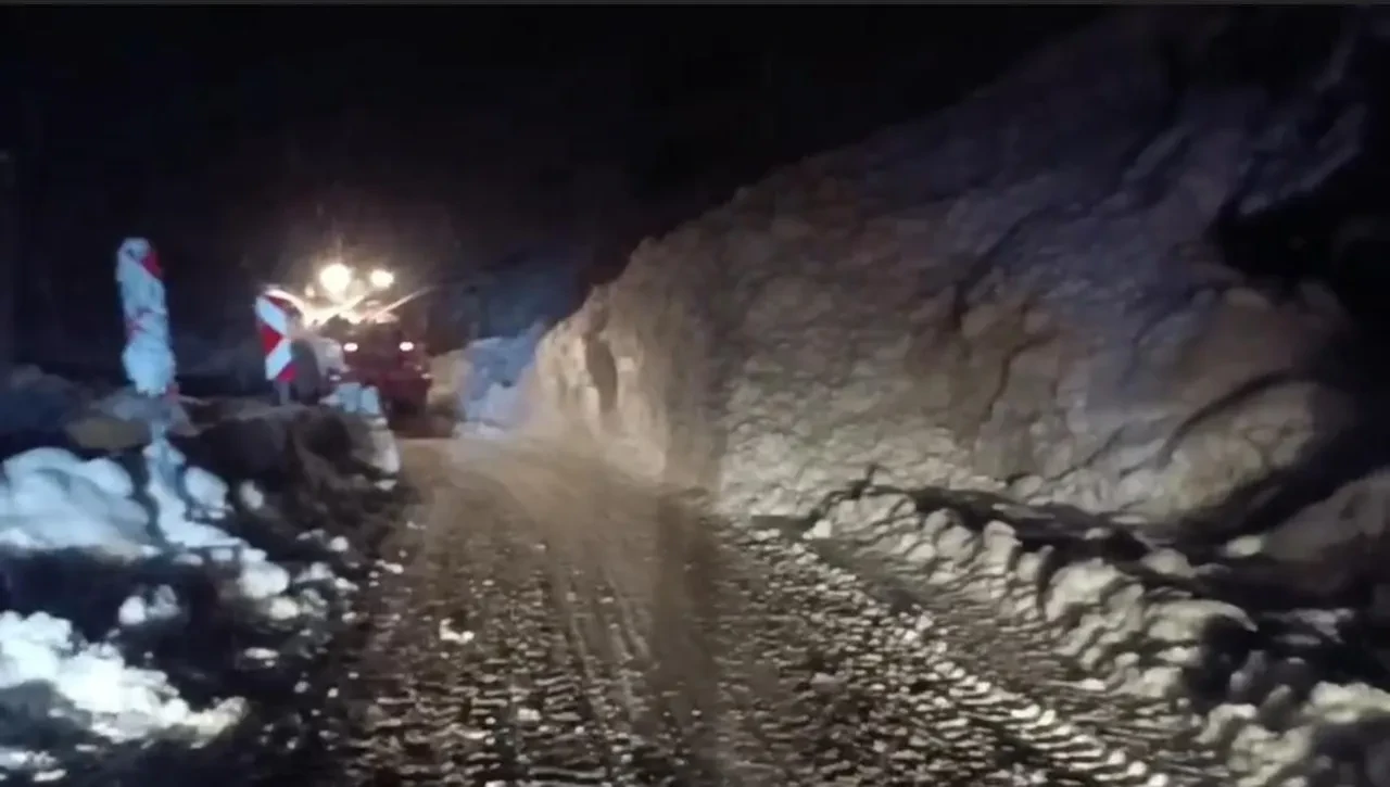 Şırnak'ta korku dolu anlar! Ulaşım yoluna çığ düştü, karayolu 2 saat ulaşıma kapandı