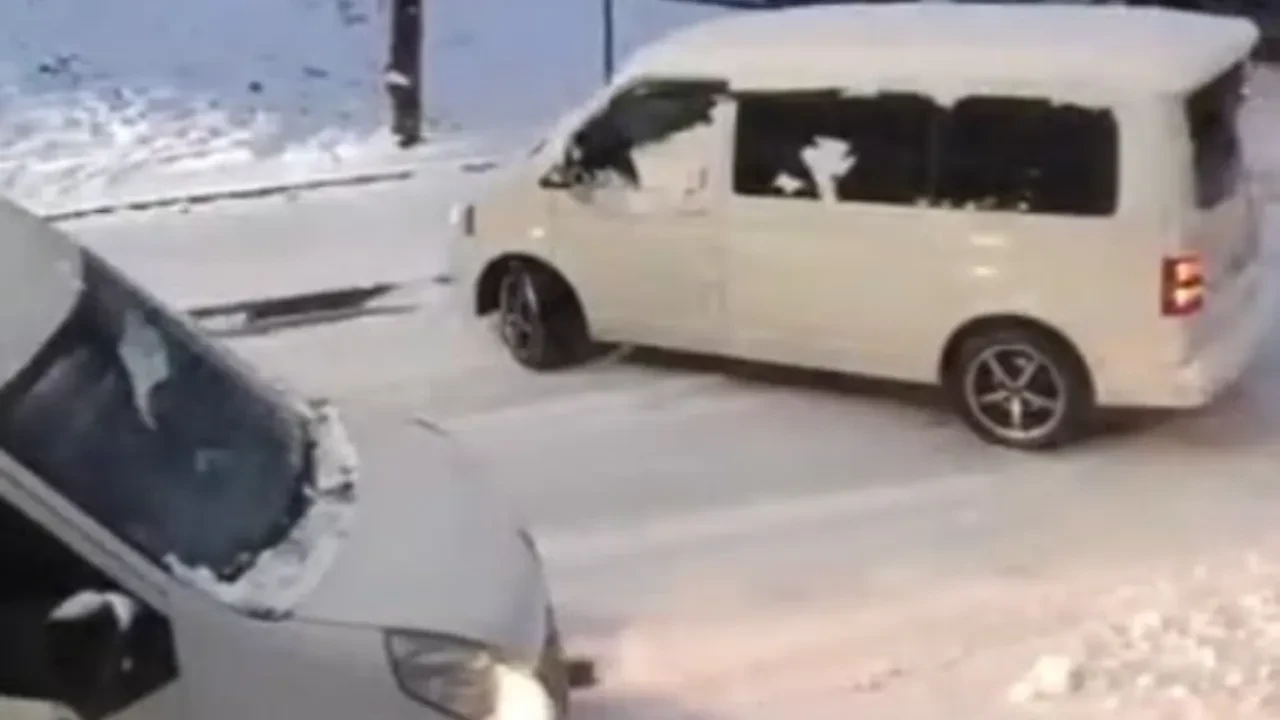 Sultangazi'de kar yağışı caddeleri buz pistine çevirdi: Kaza anları kamerada!