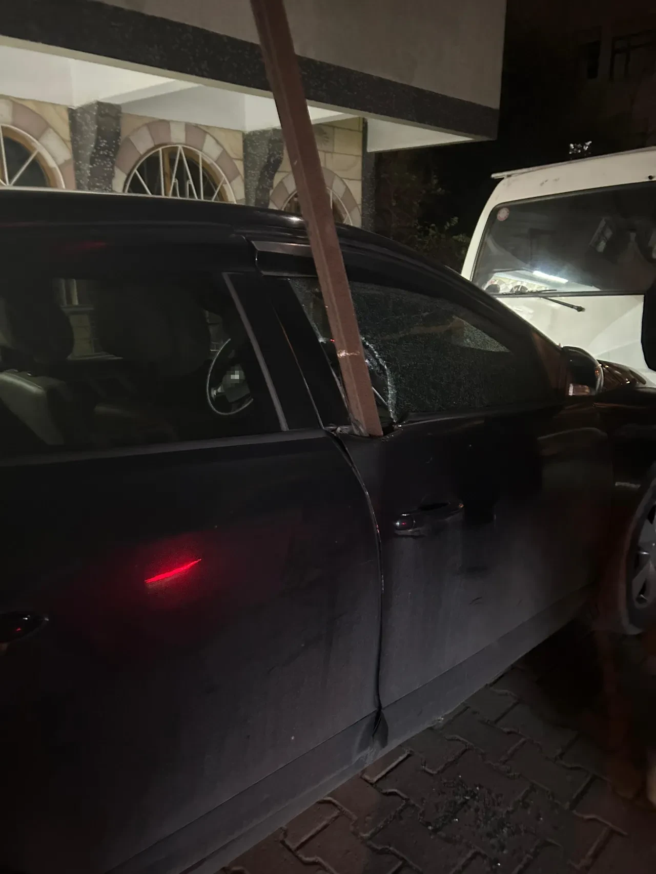 5 katlı binanın tepesinden arabaya ok gibi saplandı! Facianın eşiğinden dönüldü