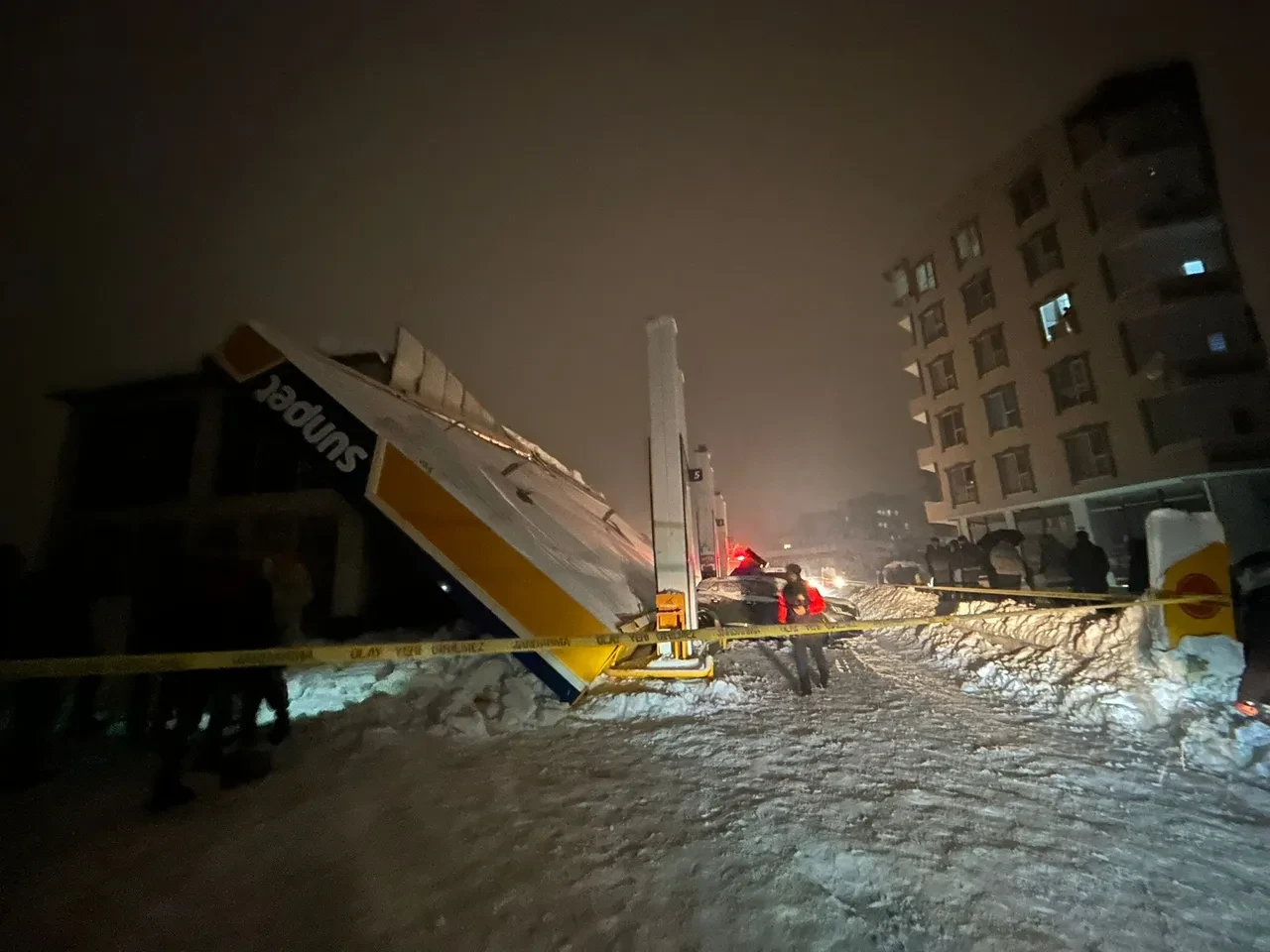 Akaryakıt istasyonunda dehşet! Yoğun kar felakete yol açtı: Yaralılar var