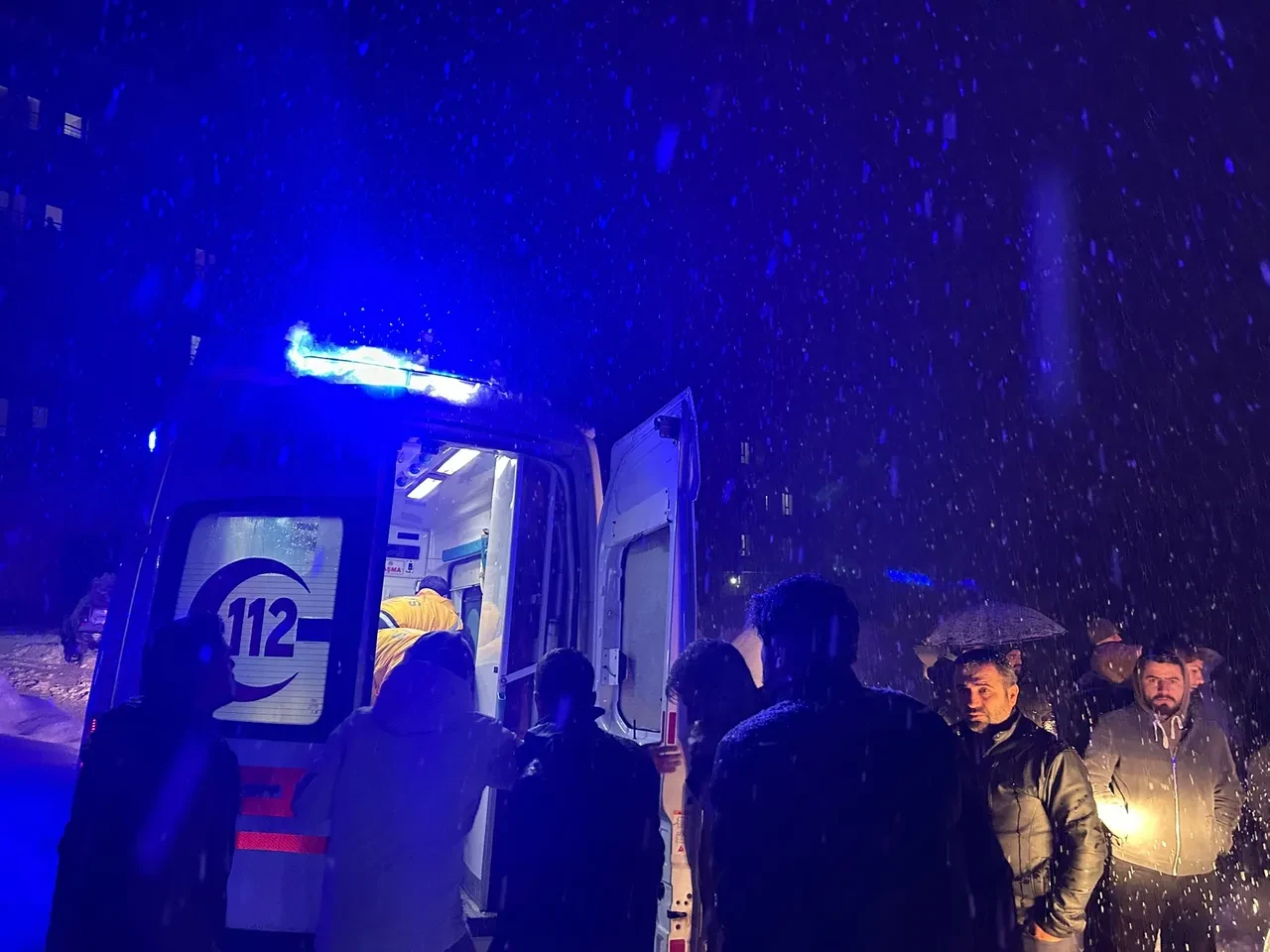 Akaryakıt istasyonunda dehşet! Yoğun kar felakete yol açtı: Yaralılar var