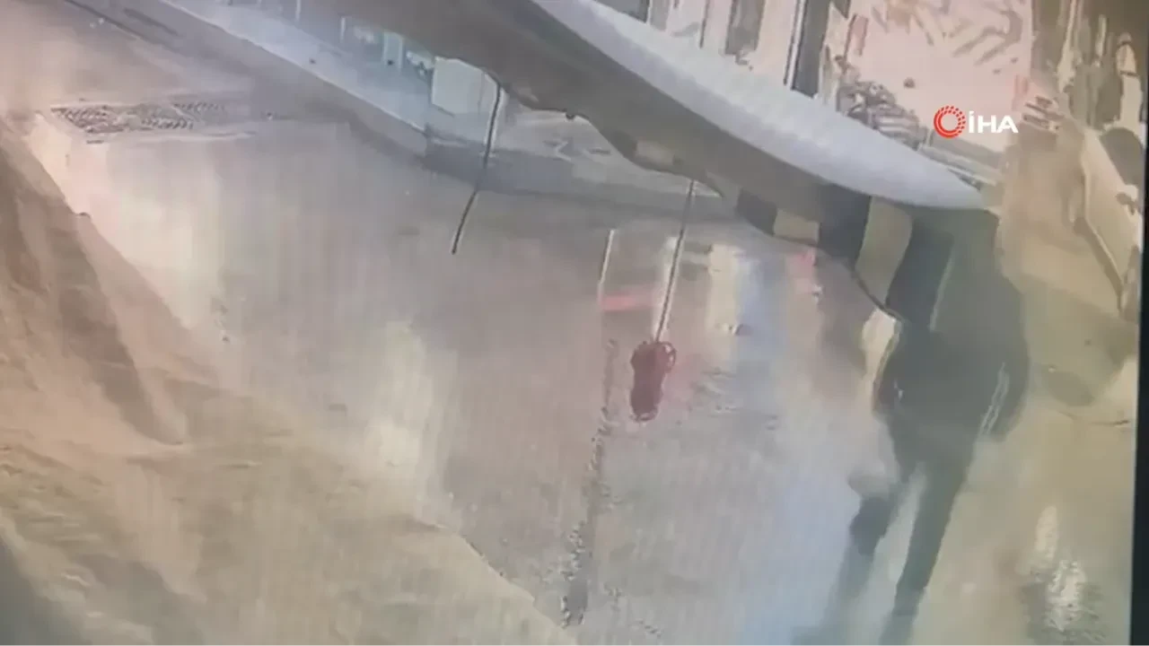 Alışveriş yaptıktan sonra aracın altında kaldı: O anlar kamerada