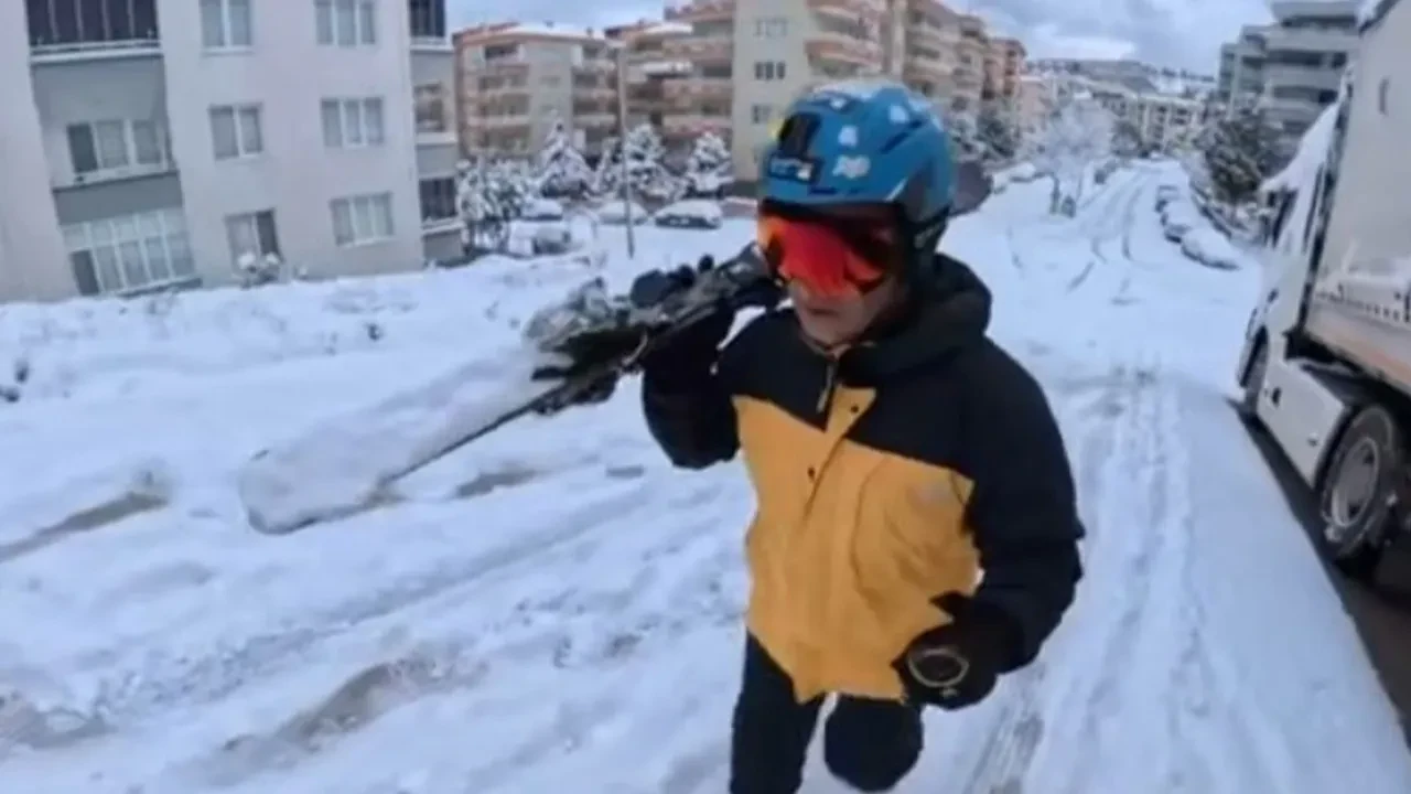Bursa'da ilginç anlar! Kayakla işe gitti