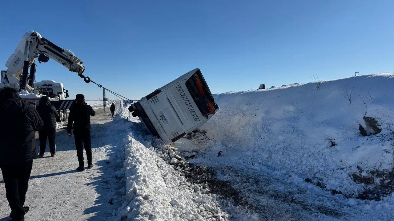Diyarbakır’da yolcu otobüsü devrildi: 6 yaralı