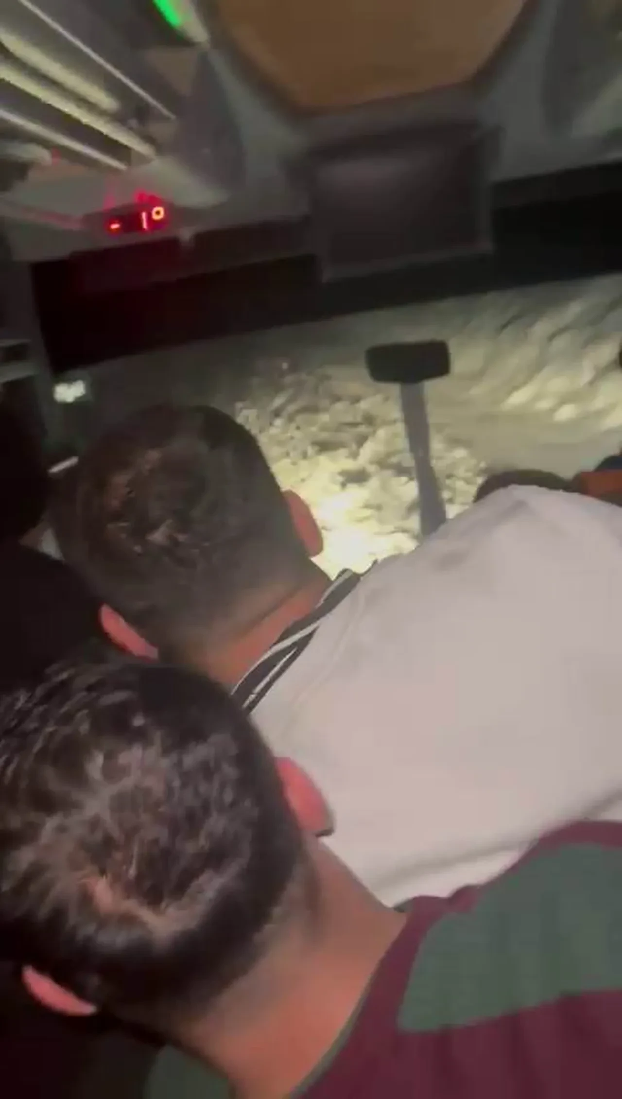 Diyarbakır'da yolcu otobüsünün devrilme anı kamerada: Çok sayıda yaralı var!