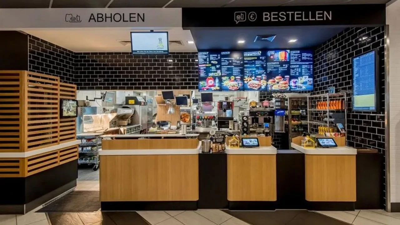 İş bulamayan teknik direktör McDonald's'ta çalışmaya başladı! 2022'den beri kulüpsüzdü