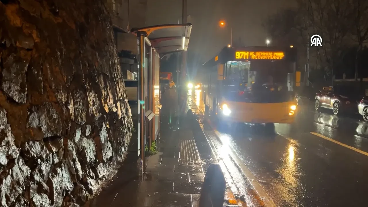 İstanbul'da akılalmaz olay! Otobüs durağında 1 aylık bebek bulundu 