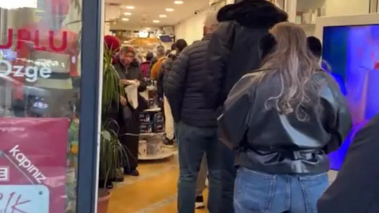 İstanbul'da salgın yoğunluğu! Eczanelerin önünde kuyruk sürüyor