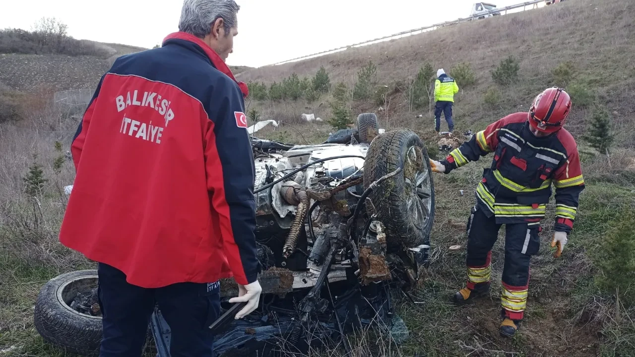 İzmir-İstanbul Otoyolu’nda feci kaza! Otomobil şarampole yuvarlandı: 1 ölü, 2 yaralı
