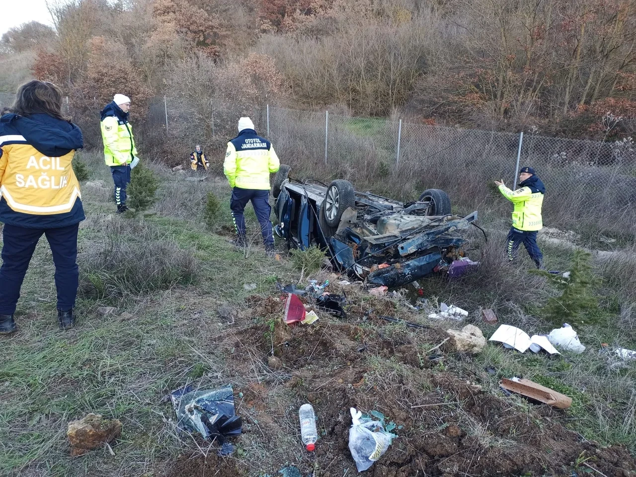 İzmir-İstanbul Otoyolu’nda feci kaza! Otomobil şarampole yuvarlandı: 1 ölü, 2 yaralı