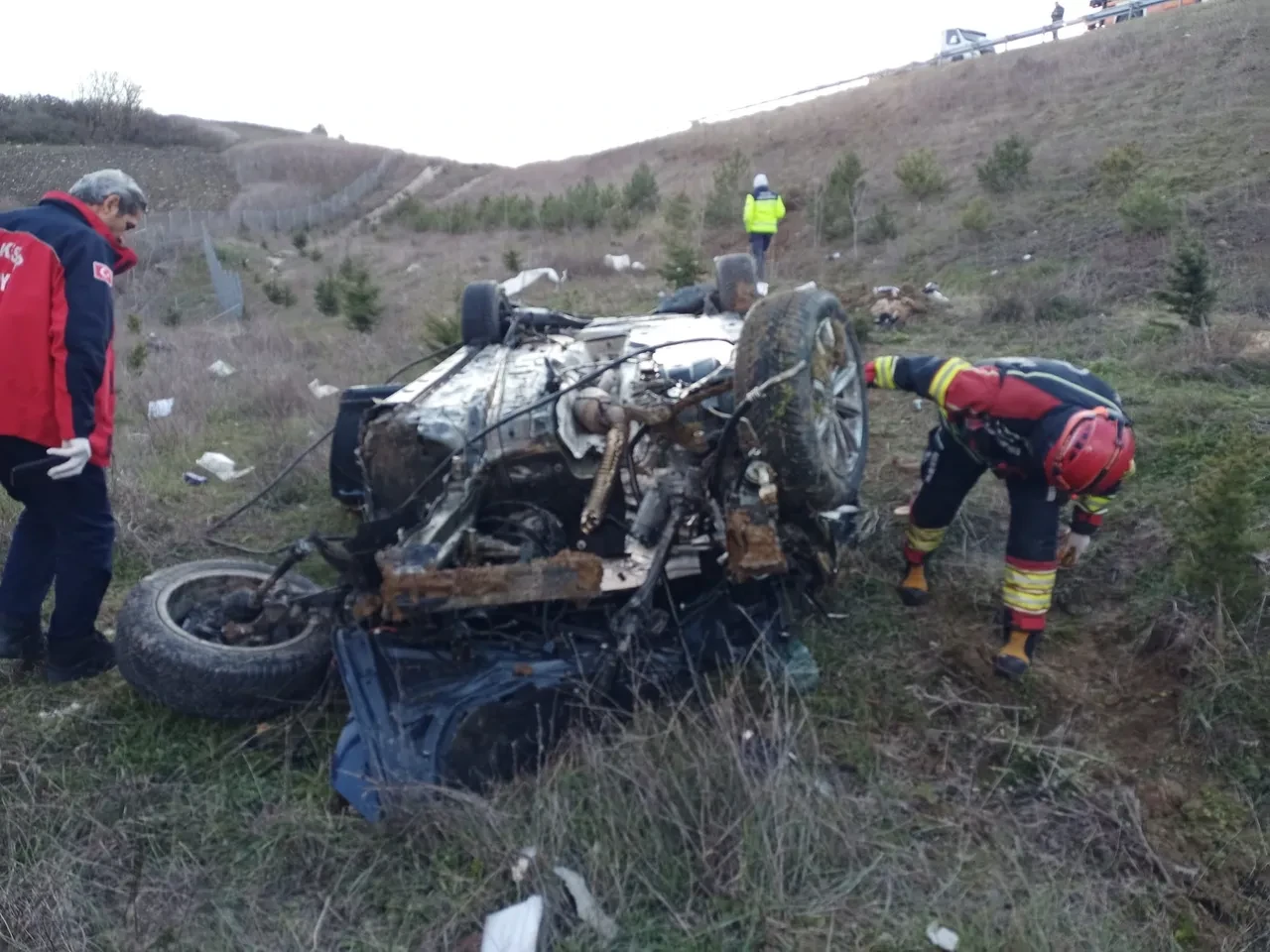 İzmir-İstanbul Otoyolu’nda feci kaza! Otomobil şarampole yuvarlandı: 1 ölü, 2 yaralı