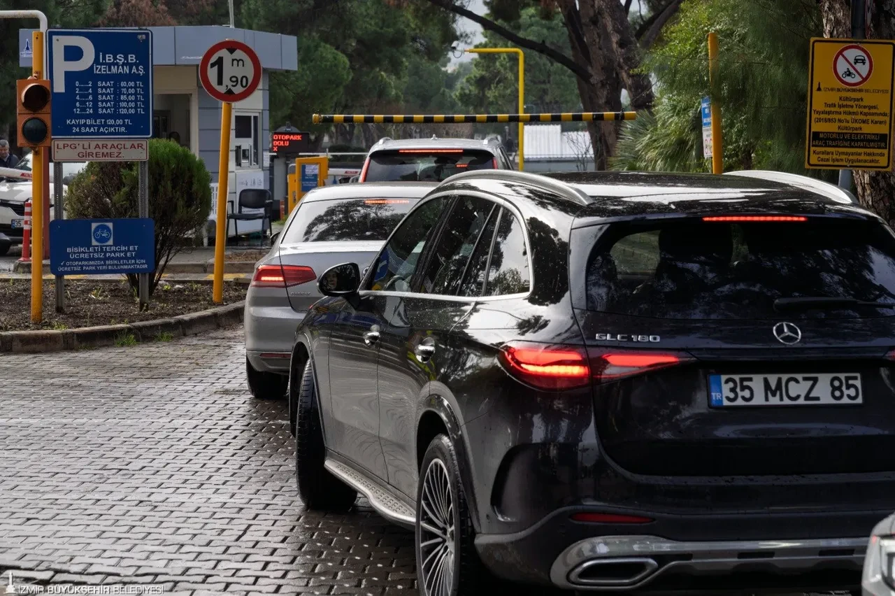 İzmir'de otopark ücretlerine yüzde 185 zam