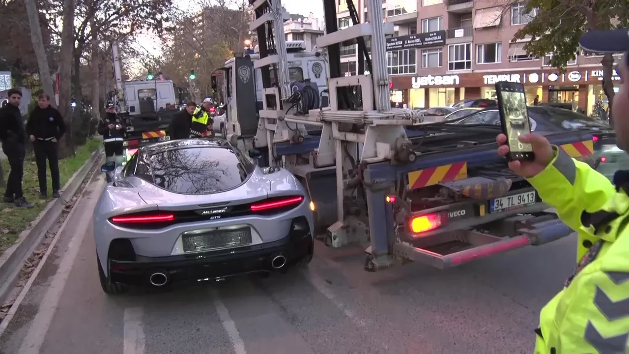 Kadıköy'deki lüks galeriye polis operasyon yaptı, araçlar tek tek çıkarıldı!  Vurgun yapıp kaçmıştı
