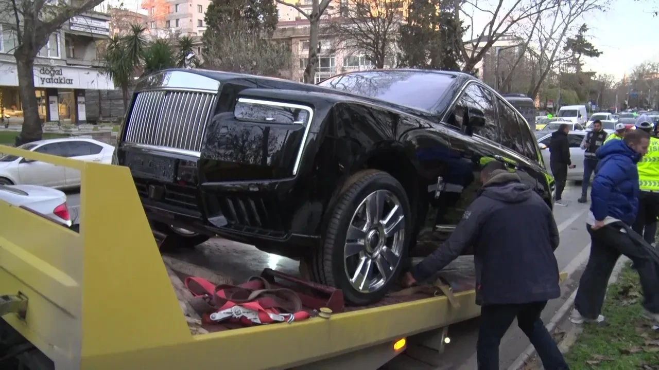 Kadıköy'deki lüks galeriye polis operasyon yaptı, araçlar tek tek çıkarıldı!  Vurgun yapıp kaçmıştı