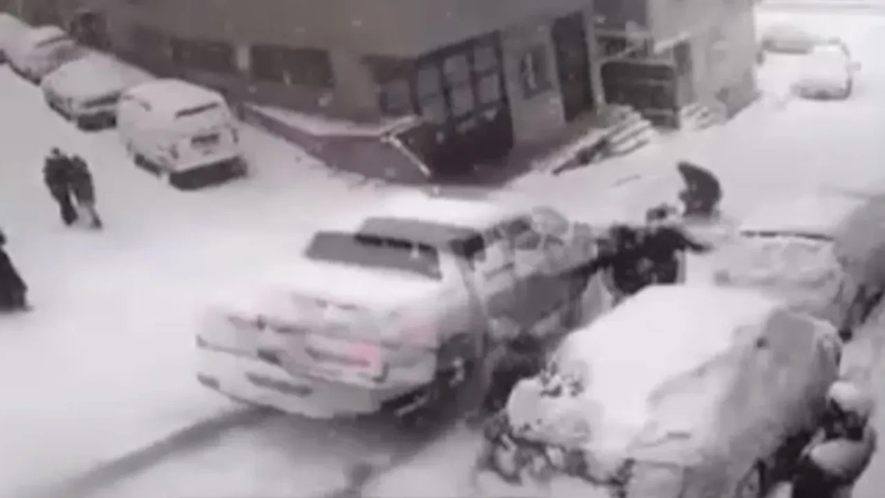 Kar topu oynayan çocuklara kamyonet çarptı! Korkunç anlar kamerada 