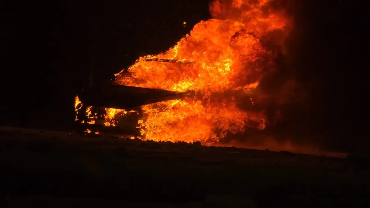 Karlı rampayı çıkarken zorlanan araç alev alev yandı: O anlar kamerada!