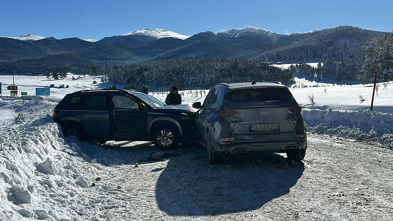 Kartalkaya Kayak Merkezi yolunda 2 cip kafa kafaya çarpıştı