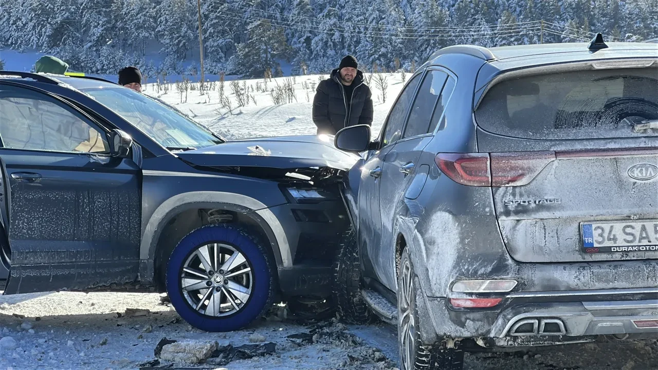 Kartalkaya Kayak Merkezi yolunda 2 cip kafa kafaya çarpıştı