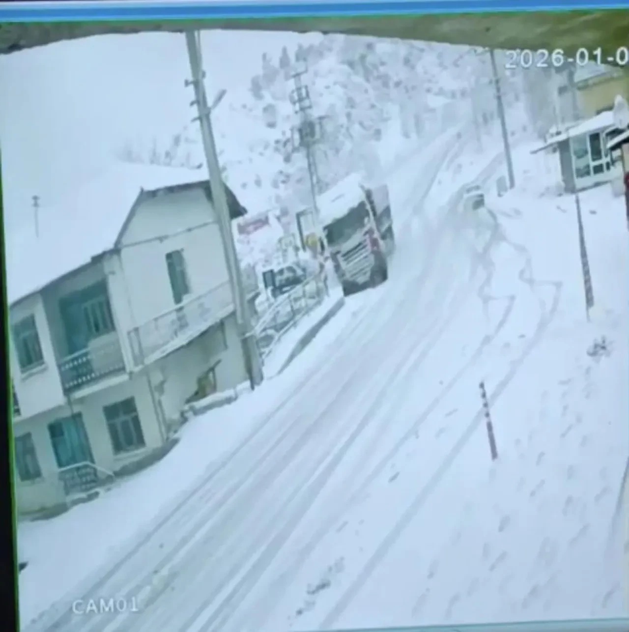 Kontrolden çıkan tır eve çarptı: Kaza anı kamerada